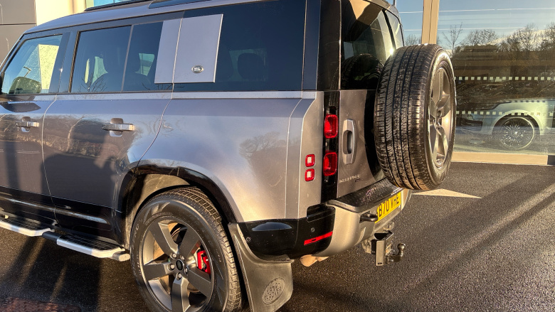 Land Rover Defender 3.0 D300 X-Dynamic HSE 110 5dr Auto Diesel Estate